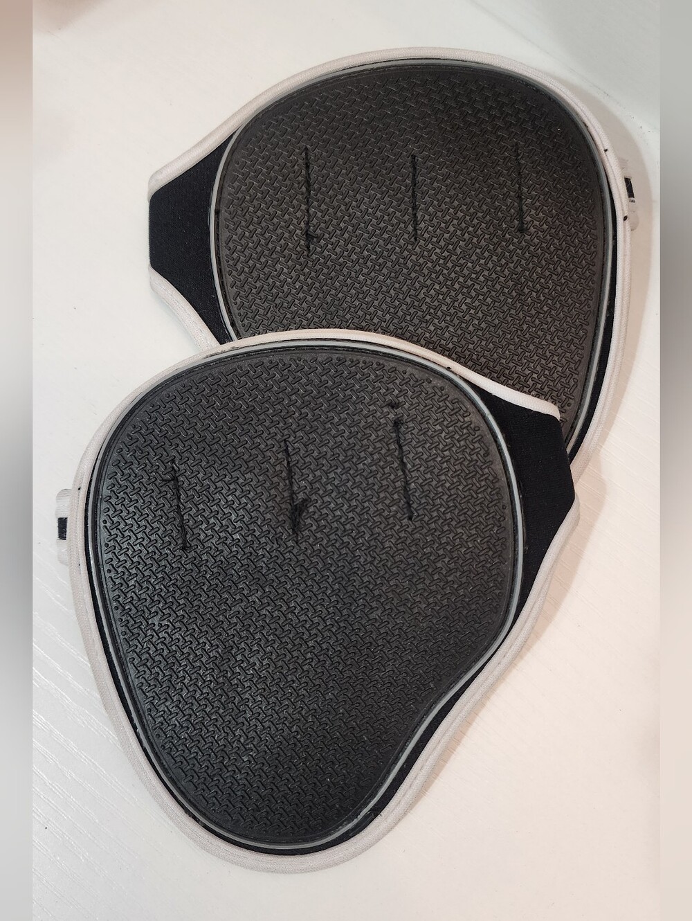 Gorilla Wear Black & White Neoprene Grip Lifting Pads - Picture 3 of 4
